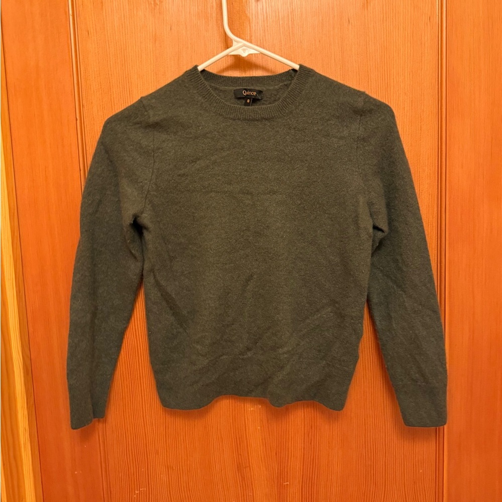 Quince 100% Mongolian Cashmere Fitted Sweater in Sold Out Moss Color Size S